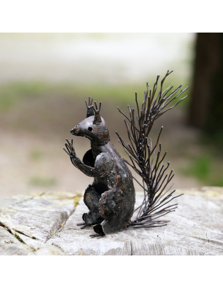 Écureuil assis en métal recyclé brut - Décoration
